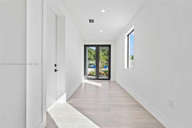 Foto del edificio - 740 NW 24th Ct