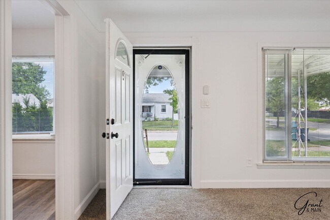 Building Photo - 3 bedroom - 2 bathroom - Lincoln Park - $1...