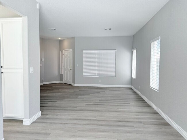 Building Photo - 10621 Olivebranch Ave