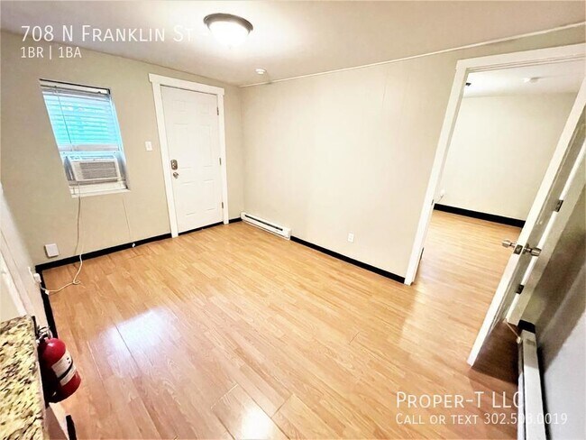 Building Photo - Cozy unit with modern updates!