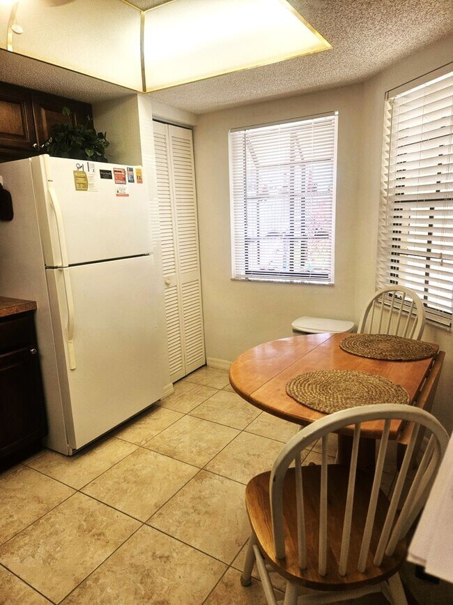 Foto del edificio - 307 Pine Hollow Cir