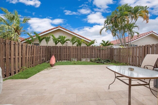 Foto del edificio - 18821 NW 84th Ct