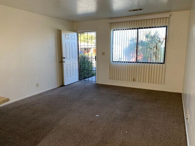 Building Photo - 2 Bed, 1 Bath just listed in Armona!