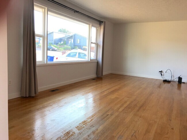 Living Room - 12815 NE Fremont St