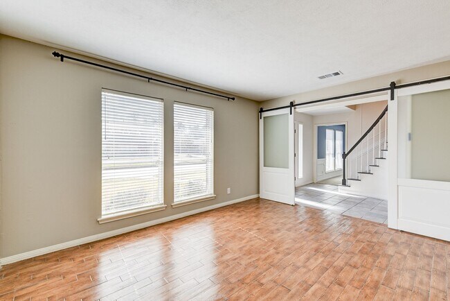 Building Photo - 4 bed home in the Clear Lake Area