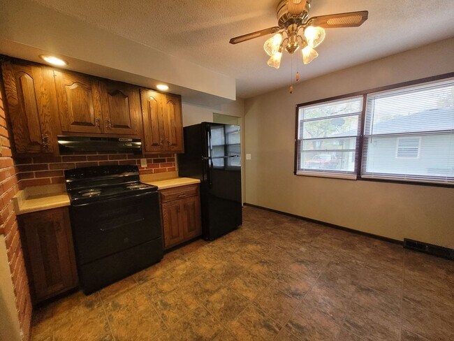 Building Photo - 3 Bedroom, 1.5 Bathroom home with detached...