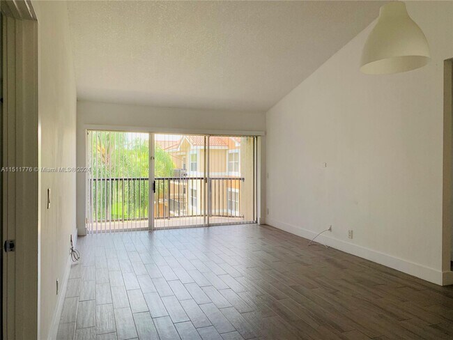 Foto del edificio - 9055 Wiles Rd