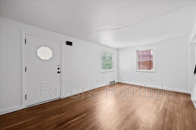 Building Photo - 2182 Pauline Ave