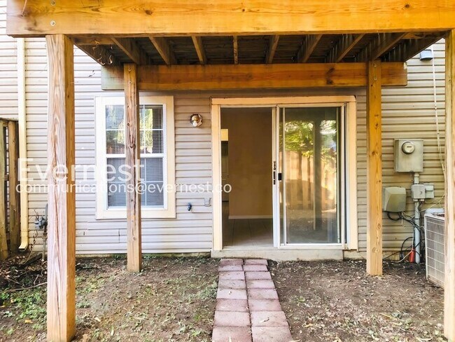 Foto del edificio - 3 Bed/3.5 Bath Townhome with Fenced Yard / Available Soon!