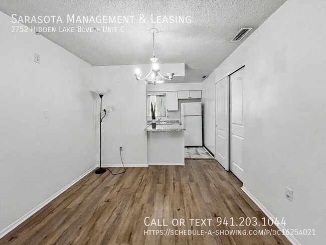 Foto del edificio - 2752 Hidden Lake Blvd