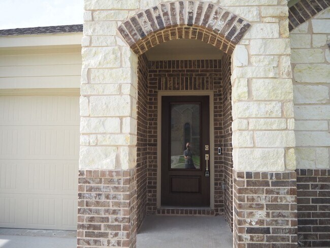 Foto del edificio - 1800 Lake Grove Dr