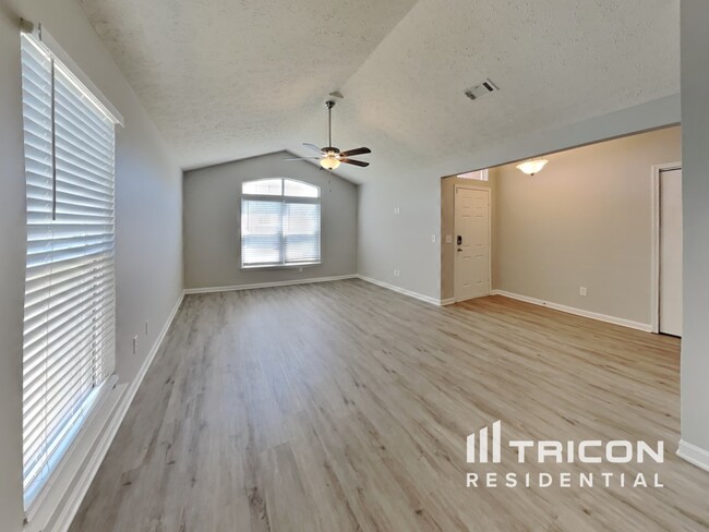 Foto del edificio - 4292 Brackenwood Dr