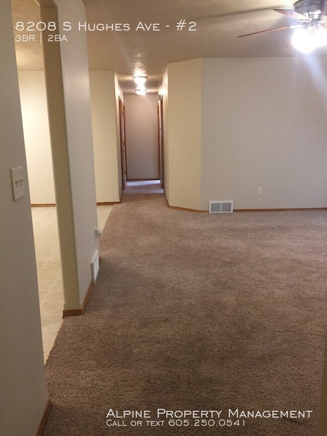 Foto del edificio - 3 Bed/2 Bath Lower Level Duplex with Garage!!