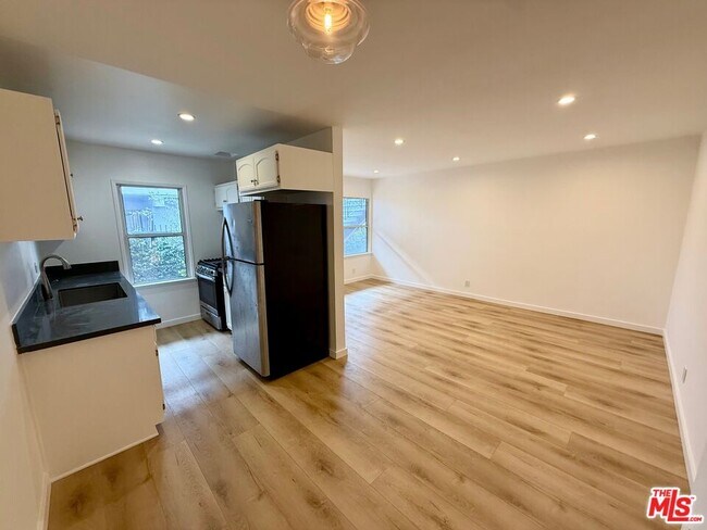 Building Photo - 1143 N Formosa Ave