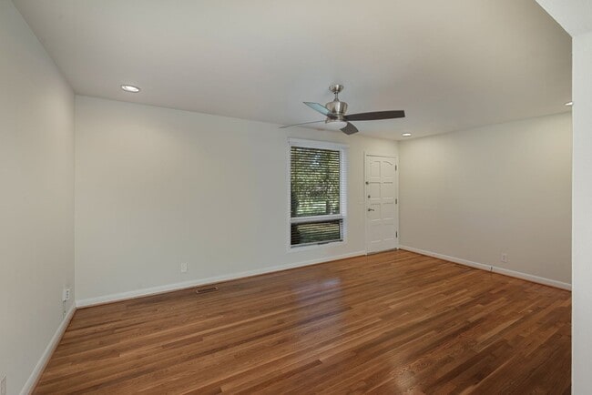 Foto del edificio - 584 Joyce Ln