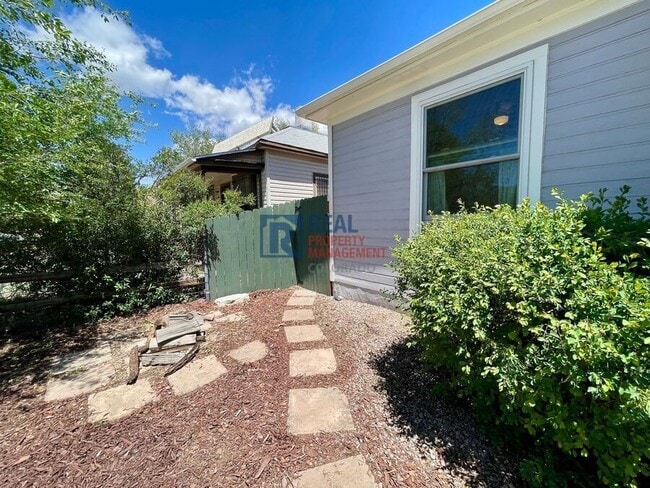 Building Photo - 902 W Cucharras St