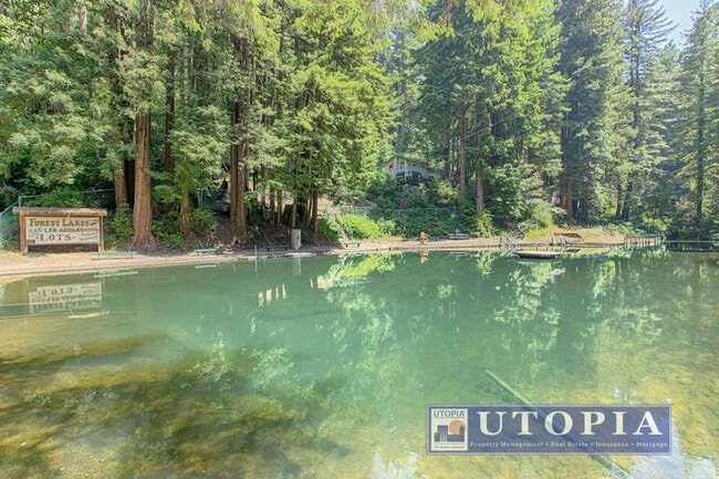 Foto del edificio - Gorgeous 4-bedroom, 2-bathroom Forest Lake Home with Deck, Office & Scenic Redwood Views