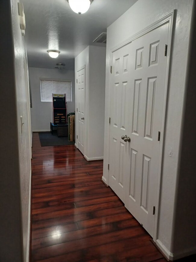 Building Photo - 374 S Renn Ave