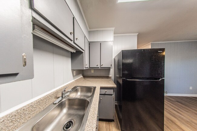 Building Photo - 120 Lake Dr