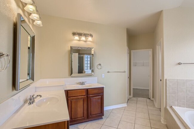 Building Photo - Beautiful Spacious Home!!!!