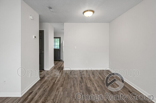 Foto del edificio - 100 Egg and Butter Rd