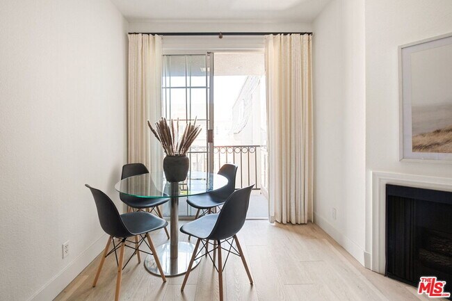 Foto del edificio - 585 N Rossmore Ave