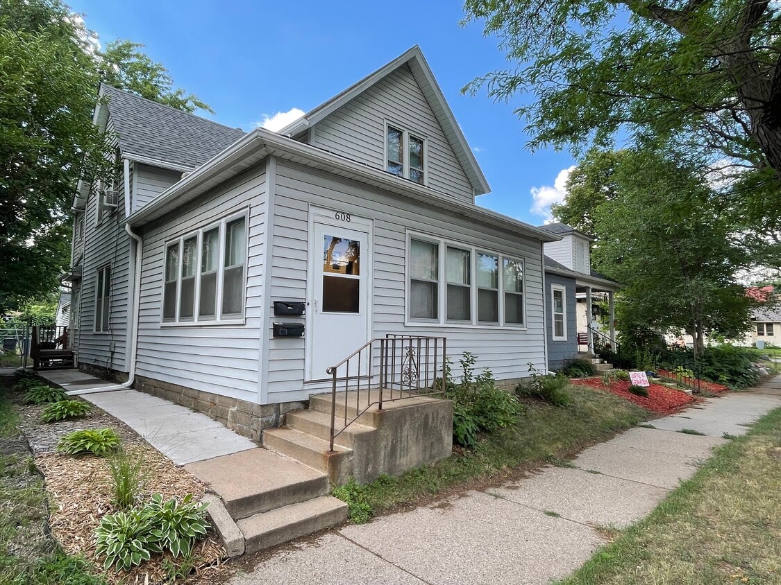 Foto principal - 608 19th Ave NE