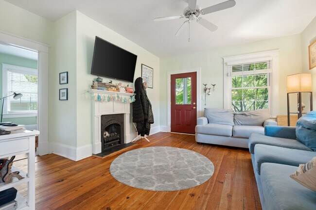 Foto del edificio - Downtown Raleigh Bungalow: Available September 11th