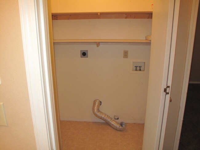 Building Photo - 1601 Falcon Dr