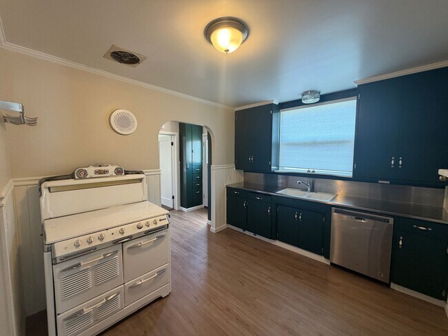 Building Photo - A gorgeous 3 bedroom and 1 bathroom home in Pacifica!