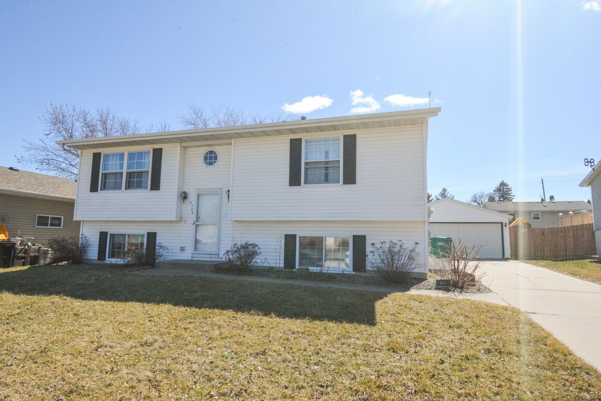 Foto principal - 4 bed 2 bed For Rent in Country Club Manor!
