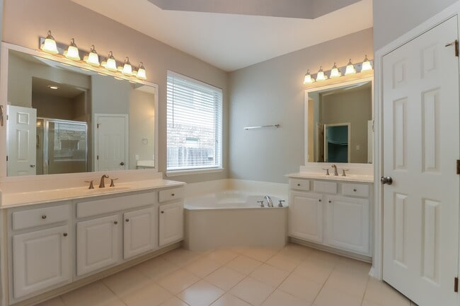 Foto del edificio - 3211 Oak Park Ln