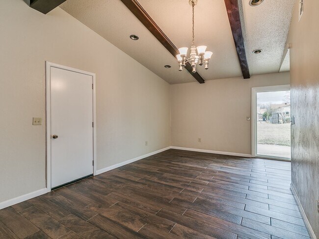 Foto del edificio - 3 Bed/1.5 Bath home with LARGE FENCED YARD...