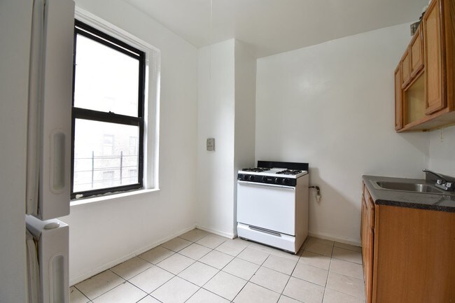 Building Photo - 355 E 187th St