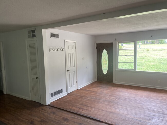 Foto del edificio - 683 Rothell Rd