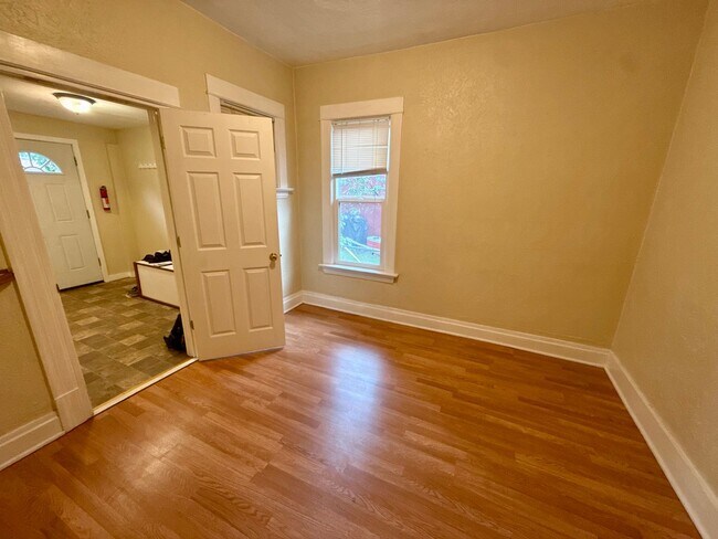Foto del edificio - Gorgeous 4 Bed / 2 Bath Home on 6th Street!