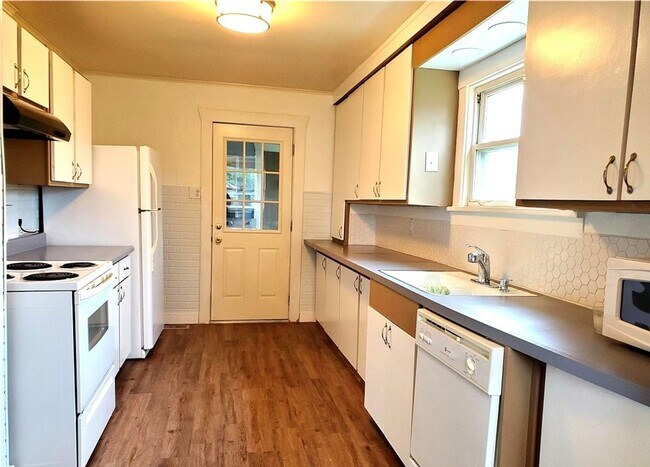 Building Photo - Charming 1 1/2 story, 2bed/1ba South Tacom...