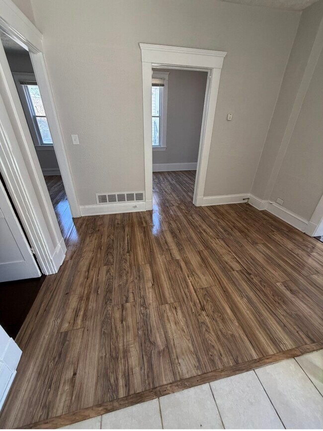 Entrada lateral - 1563 E 45th St