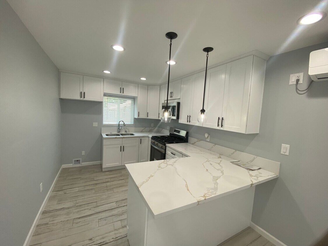 Foto principal - Brand new 2 bed, 1 bath Condo in Central S...