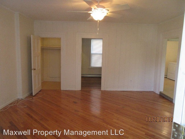 Building Photo - 2 br, 1 bath Apartment - 744 Hudson Avenue