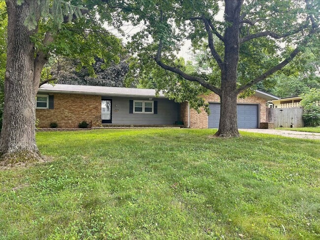 Building Photo - Gorgeous 3 Bedroom Home located near the new HYVEE!