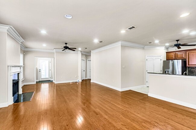 Building Photo - 3 Bedroom Condo in a Gated Community