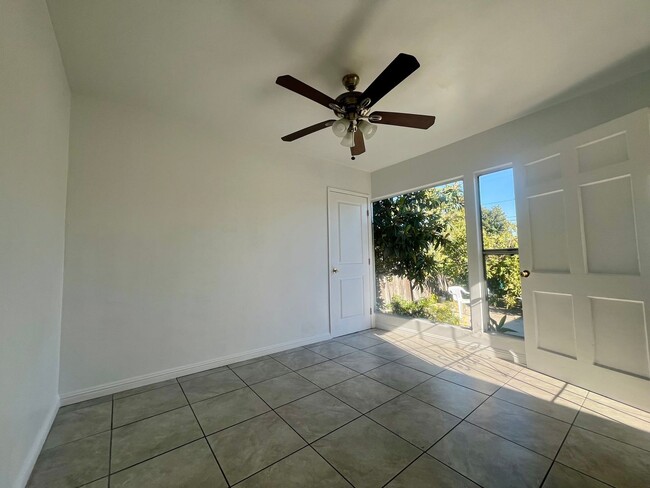 Foto del edificio - 10523 Mansel Ave
