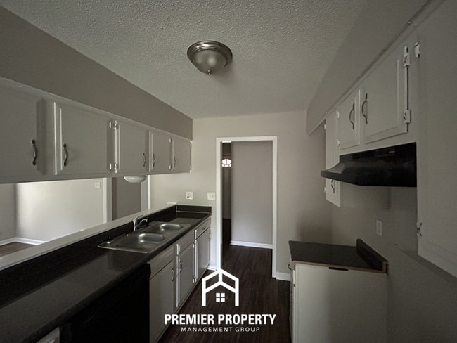 Building Photo - Spacious 4BR/2BA in DeSoto Village | High Ceilings, Hardwood Floors & Fenced Yard