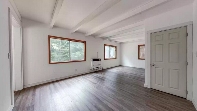 Foto del edificio - Gated, Pet-Friendly Cabin With 1.3 Acres Of Wooded Views