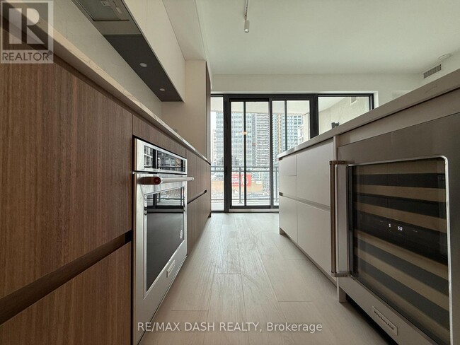 Building Photo - 1-401 Hillsdale Ave W