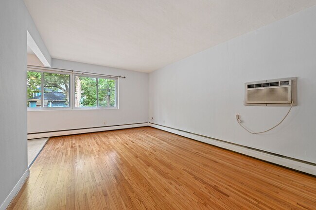 Building Photo - 515 5th St SE