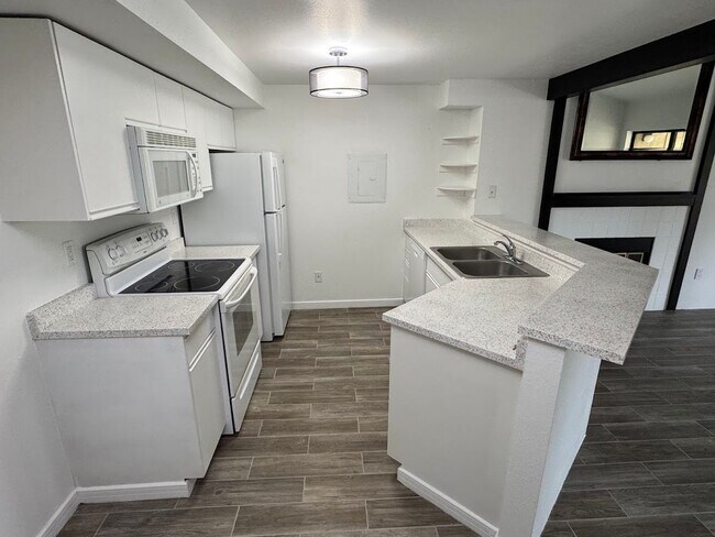 Foto del edificio - Beautifully Remodled 2 Bed 2 Bath Top Floo...