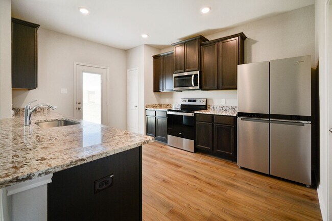 Building Photo - Move-In Ready Home with Spacious Layout an...