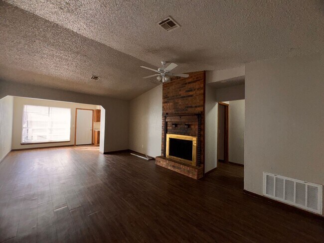 Building Photo - 3 Bed 2 bath townhouse in Midwest City!
